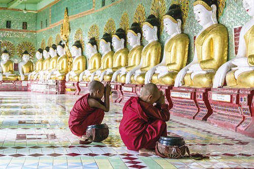 Prayers in U Min Thonze Pagoda - Berthold Dieckfoss