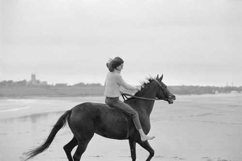 Barefoot on the Beach - Antoinette Frissell
