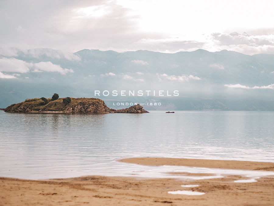 Solitary Views - Florian Schleinig